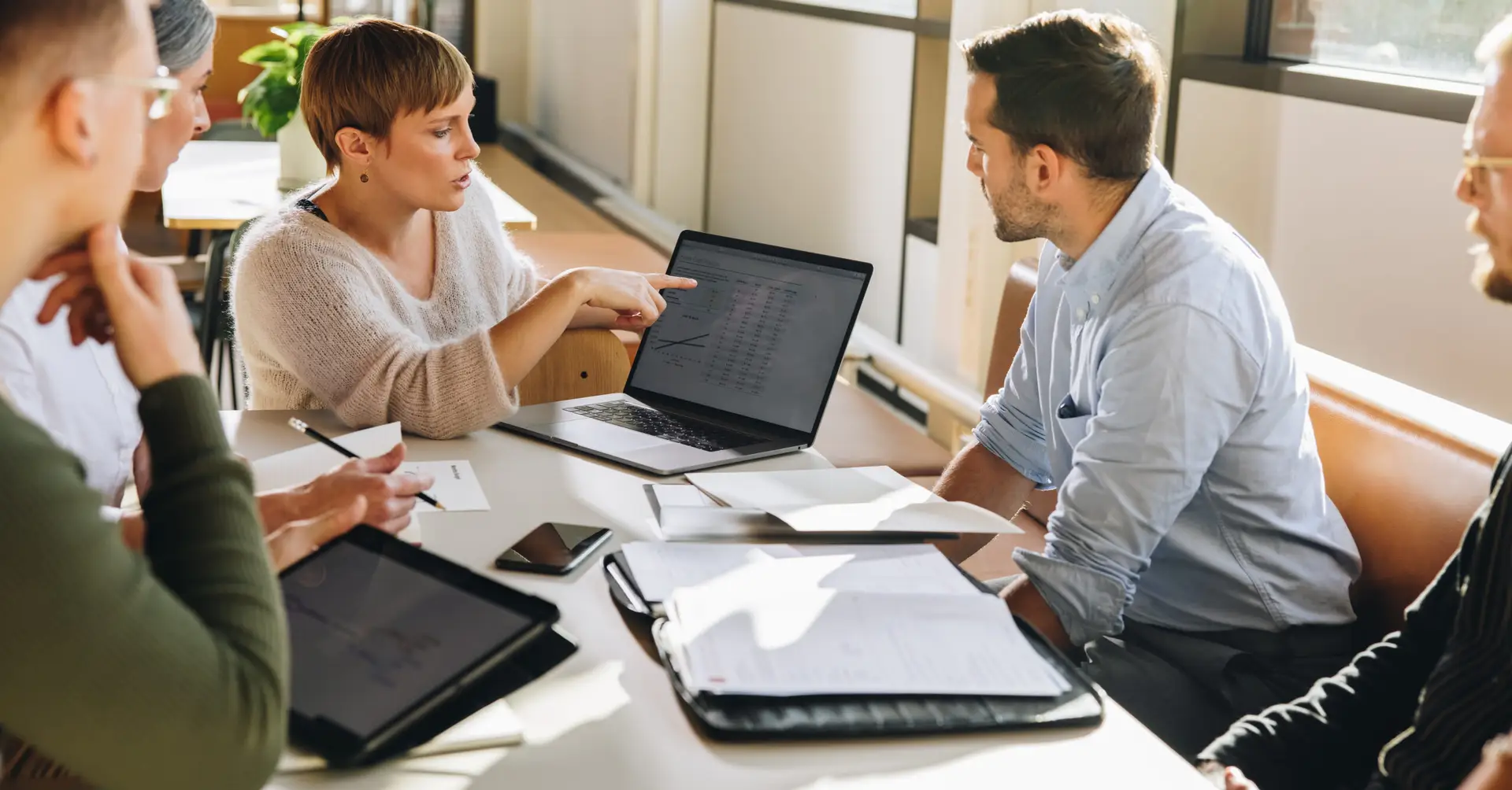 Automatische factuurverwerking vs. handmatig verwerken: waarom overstappen?